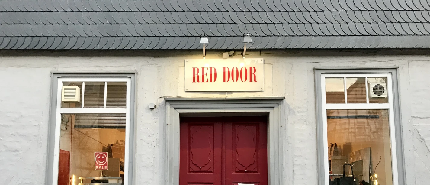 Red-Door-Wolfenbuettel.JPG Second Hand Geschäft mit roter Holztür