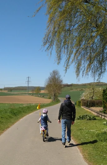 1Feldweg Einbeck Richtung Kuventhal Zwei Personen gehen einen Feldweg entlang.