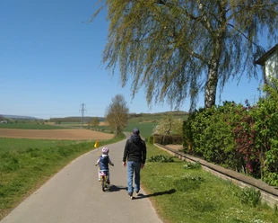 Feldweg Einbeck Richtung Kuventhal Zwei Personen gehen einen Feldweg entlang.