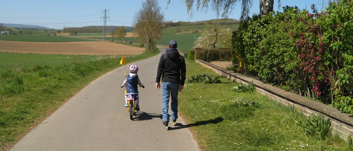 Feldweg Einbeck Richtung Kuventhal Twee mensen lopen over een landweggetje.