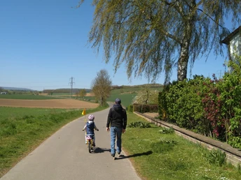 Feldweg Einbeck Richtung Kuventhal Zwei Personen gehen einen Feldweg entlang.