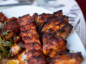 Kebapland Nahaufnahme von der Spezialität des Hauses, Adana Spieße.Close-up of the house specialty, Adana skewers.