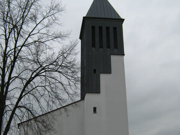 Katholische Kirche St. Raphael Preußisch Oldendorf Katholische Kirche St. Raphael in Preußisch Oldendorf mit einem markanten Turm und trübem Himmel.