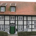 Stadtbücherei in Preußisch Oldendorf Fachwerkgebäude mit rotem Ziegeldach und grüner Tür, Stadtbücherei Preußisch Oldendorf.