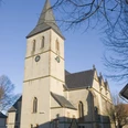 St. Dionysius-Kirche in Preußisch Oldendorf mit markantem Kirchturm und neugotischen Elementen.