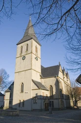 St. Dionysius-Kirche Preußisch Oldendorf St. Dionysius-Kirche in Preußisch Oldendorf mit markantem Kirchturm und neugotischen Elementen.