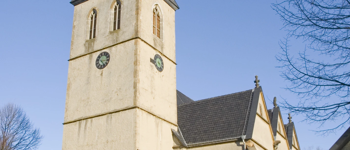 St. Dionysius-Kirche Preußisch Oldendorf St. Dionysius-Kirche in Preußisch Oldendorf mit markantem Kirchturm und neugotischen Elementen.