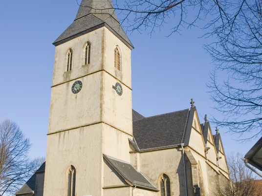 St. Dionysius-Kirche Preußisch Oldendorf St. Dionysius-Kirche in Preußisch Oldendorf mit markantem Kirchturm und neugotischen Elementen.