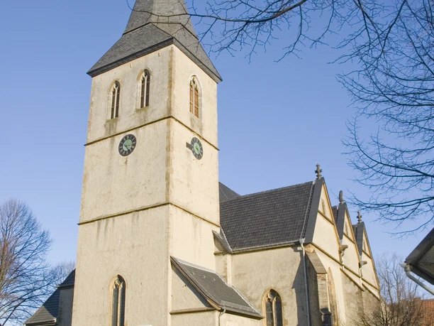 St. Dionysius-Kirche Preußisch Oldendorf St. Dionysius-Kirche in Preußisch Oldendorf mit markantem Kirchturm und neugotischen Elementen.