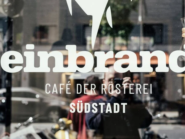 Cafe Einbrand Logo vom Café auf Glasfront.