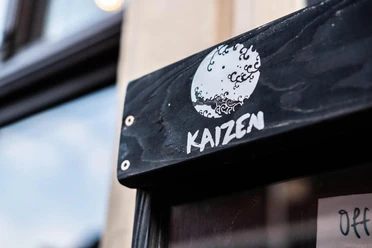 Restaurant Kaizen Nahaufnahme vom Restaurant Logo.