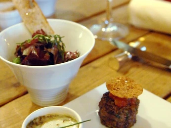 Le Moissonnier Nahaufnahme, gehobene Küche, kleine Köstlichkeiten dazu Weißwein.Close-up, fine cuisine, small delicacies with white wine.