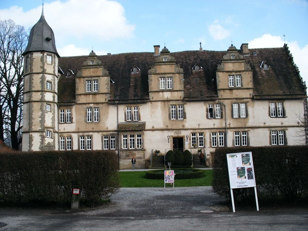 Schloss Wendlinghausen Schloss Wendlinghausen präsentiert sich mit seiner prächtigen Renaissance-Architektur und gepflegtem Park.