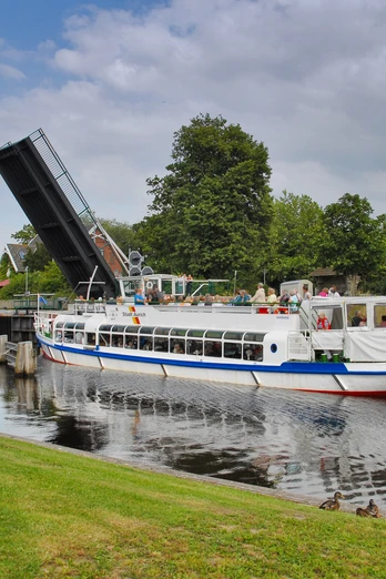 MS Stadt Aurich an der Schleuse Kukelorum in AurichMS Stadt Aurich at the Kukelorum lock in AurichMS Stadt Aurich ved Kukelorum-slusen i AurichMS Stadt Aurich bij de Kukelorumsluis in Aurich