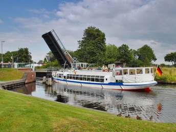 MS Stadt Aurich an der Schleuse Kukelorum in Aurich MS Stadt Aurich an der Schleuse Kukelorum in Aurich