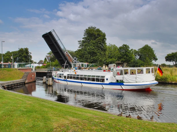 MS Stadt Aurich an der Schleuse Kukelorum in Aurich MS Stadt Aurich at the Kukelorum lock in Aurich