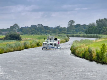 MS Stadt Aurich auf dem Ems Jade Kanal Richtung Emden