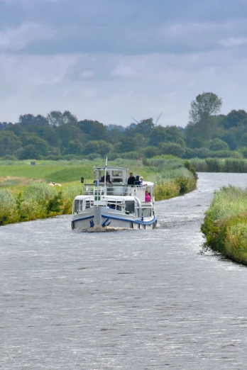 MS Stadt Aurich auf dem Ems Jade Kanal Richtung EmdenMS Stadt Aurich on the Ems Jade Canal towards EmdenMS Stadt Aurich på Ems-Jade-kanalen mod EmdenMS Stadt Aurich op het Ems-Jadekanaal richting Emden