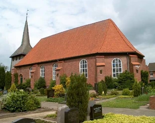 Kirche St. Johannis Bülkau.jpg Historische Backsteinkirche St. Johannis in Bülkau mit markantem Turm und grünem Friedhof.