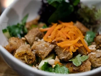 Restaurant Lua by Danny Nahaufnahme einer Schüssel mit einem vietnamesischem Gericht.Close-up of a bowl containing a Vietnamese dish.