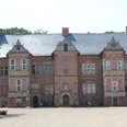 Das Schloss Erbhof in Thedinghausen präsentiert sich mit prächtiger Backsteinfassade und barocken Verzierungen.