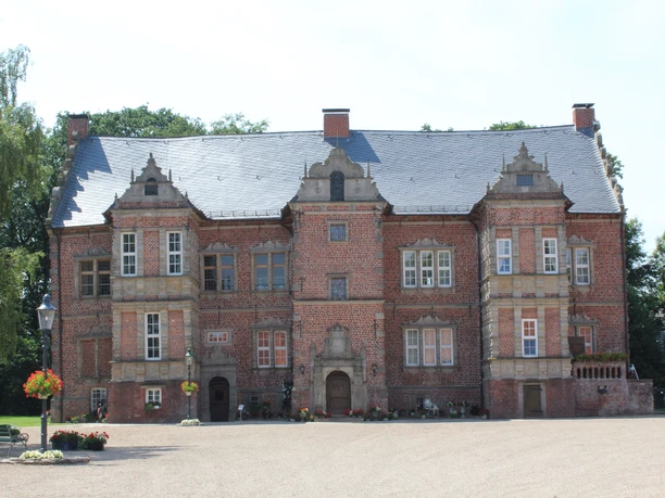 Das Schloss Erbhof in Thedinghausen präsentiert sich mit prächtiger Backsteinfassade und barocken Verzierungen.