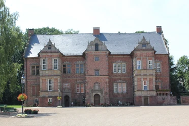 Thedinghausen Schloss Erbhof Das Schloss Erbhof in Thedinghausen präsentiert sich mit prächtiger Backsteinfassade und barocken Verzierungen.