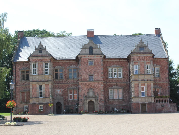 Thedinghausen Schloss Erbhof Das Schloss Erbhof in Thedinghausen präsentiert sich mit prächtiger Backsteinfassade und barocken Verzierungen.