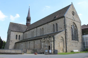 Kloster Loccum Das Bild zeigt die beeindruckende romanische Architektur des Klosters Loccum mit seinem hohen Glockenturm.