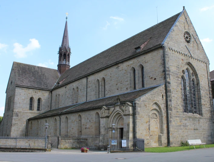 Kloster Loccum Das Bild zeigt die beeindruckende romanische Architektur des Klosters Loccum mit seinem hohen Glockenturm.