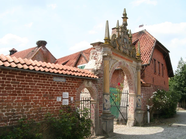 Weserrenaissance-Torbogen Drakenburg Prächtiger Torbogen aus der Weserrenaissance-Ära in Drakenburg mit kunstvoll verzierten Details.