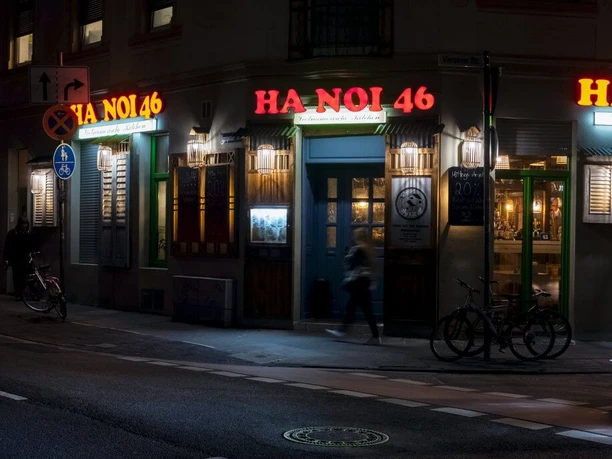 Restaurant Ha Noi 46 Außenansicht auf das Restaurant bei Nacht mit Neonbeleuchtung
