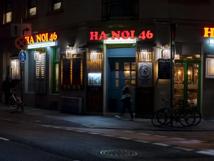 Restaurant Ha Noi 46 Außenansicht auf das Restaurant bei Nacht mit NeonbeleuchtungExterior view of the restaurant at night with neon lighting