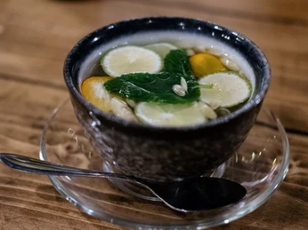 Restaurant Ha Noi 46 Eine Tasse mit frischem Zitronen Minze Tee.A cup of fresh mint tea with lemon.