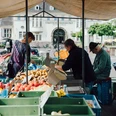 Weekly market on Neptunplatz Marktstände auf dem Neptunplatz in Köln unter einem großen Pavillon. Menschen kaufen frisches Obst und Gemüse.Market stalls on Neptunplatz in Cologne under a large pavilion. People buy fresh fruit and vegetables.