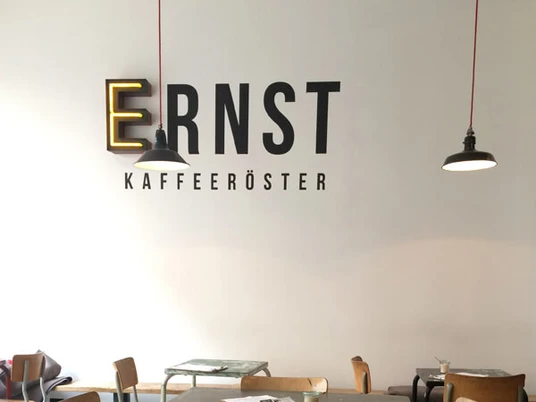 ERNST KAFFERÖSTER Minimalistisch eingerichtetes Café im Industrie-Charme.A café with minimalist decor and industrial charm.