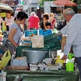 Wochenmarkt in Deutz Marktszene mit Menschen, die frisches Obst und Gemüse an einem Kölner Stand begutachten und einkaufen.Market scene with people inspecting and buying fresh fruit and vegetables at a stall in Cologne.