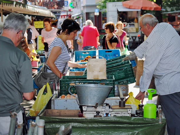 Wochenmarkt in Deutz Marktszene mit Menschen, die frisches Obst und Gemüse an einem Kölner Stand begutachten und einkaufen.
