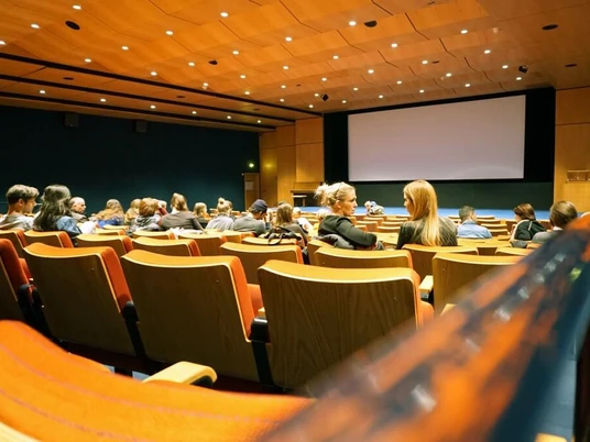 Filmforum NRW Innenansicht eines Kinosaals mit Sitzen, einer großen Leinwand und PublikumInterior view of a movie theater with seats, a large screen and an audience