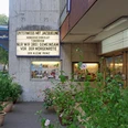 Weisshauskino Eingangsbereich des Weisshauskinos mit Leuchtreklame und PflanzenEntrance area of the Weisshaus cinema with neon sign and plants