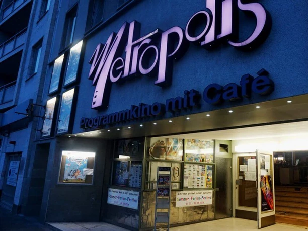 Metropolis Das Bild zeigt das Metropolis Kino, ein charmantes Programmkino mit angeschlossenem Café. Die leuchtende Fassade zieht mit ihrem markanten Schriftzug die Aufmerksamkeit der Besucher auf sich.