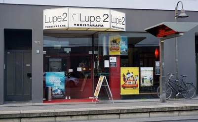 TURISTARAMA Das Bild zeigt den Eingangsbereich des Kinos "Turistarama" mit großen Schaufenstern.