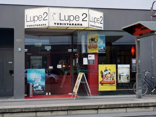 TURISTARAMA Das Bild zeigt den Eingangsbereich des Kinos "Turistarama" mit großen Schaufenstern.The picture shows the entrance area of the "Turistarama" cinema with large display windows.