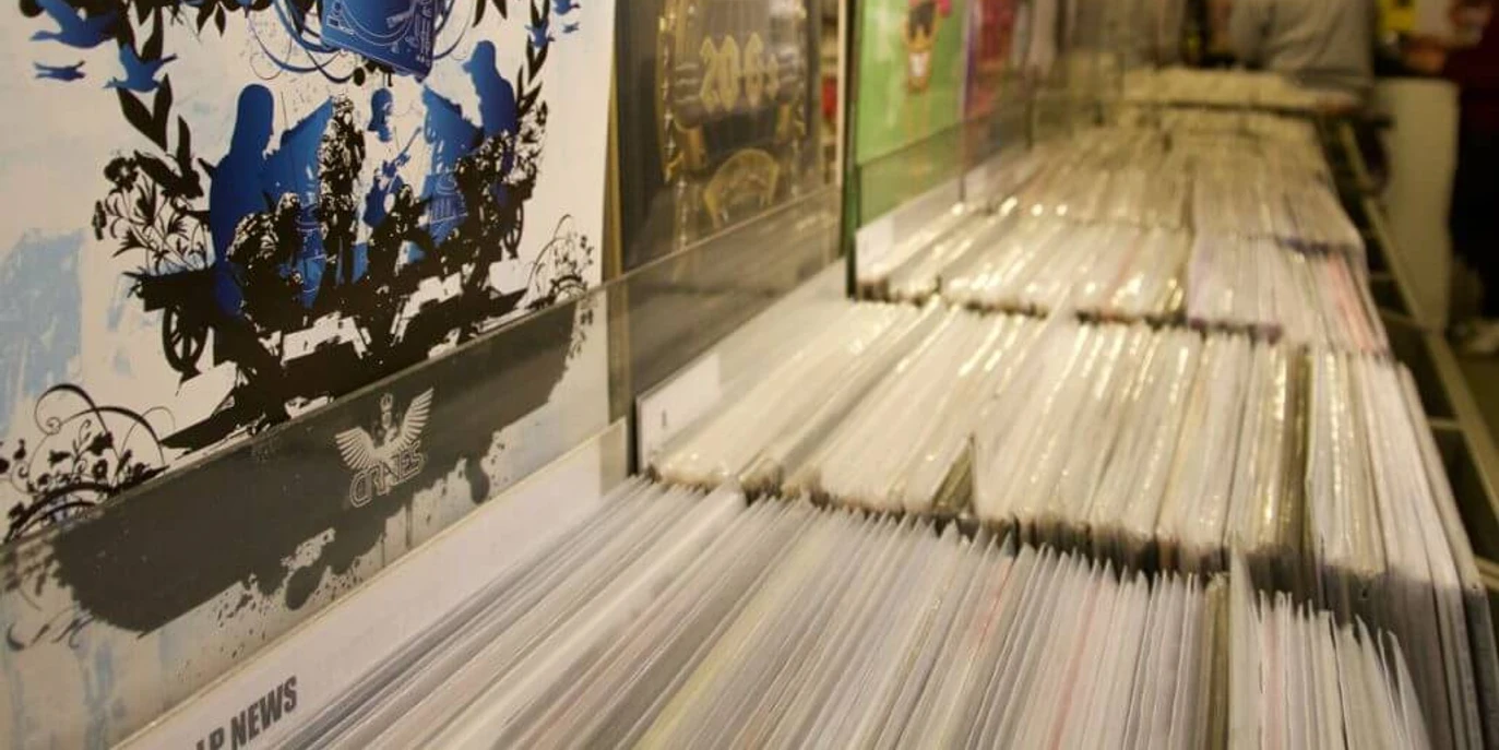 Groove Attack Record Store Stapel von Schallplatten in Hüllen, die in einem Kölner Plattenladen aufgereiht sind.Stacks of records in sleeves lined up in a record store in Cologne.