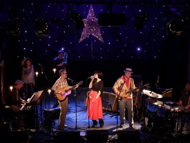 Kulturkirche Band Erdmoebel bei Konzert in der Kulturkirche Köln, Bühne festlich beleuchtet mit Stern.