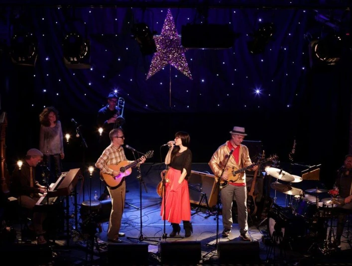 Kulturkirche Band Erdmoebel bei Konzert in der Kulturkirche Köln, Bühne festlich beleuchtet mit Stern.Band Erdmoebel at a concert in the Kulturkirche Köln, stage festively illuminated with a star.