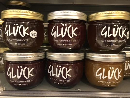 Göbber Marmelade Eine Auswahl von Erdbeer- und Sommmerblütenkonfitüren mit verschiedenen Geschmacksrichtungen.