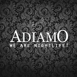 adiamo.png Auf dem Bild ist das Logo des Adiamo zu sehen. Es zeigt einen großen weißen Schriftzug vor einem schwarz-grauen Hintergrund. Der Hintergrund besteht aus kunstvoll miteinander verbundenen, schnörkelartigen Mustern.