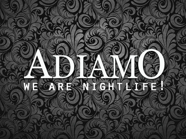 adiamo.png Auf dem Bild ist das Logo des Adiamo zu sehen. Es zeigt einen großen weißen Schriftzug vor einem schwarz-grauen Hintergrund. Der Hintergrund besteht aus kunstvoll miteinander verbundenen, schnörkelartigen Mustern.