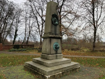 Herzog-Wilhelm-Denkmal in Thedinghausen, ein beeindruckender Steinobelisk mit zwei Bildmedaillons.